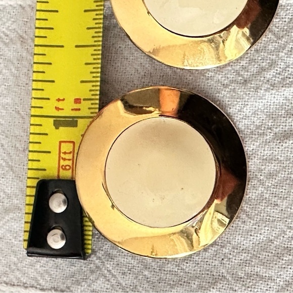 Vintage Monet Earrings Round Gold Tone & Cream Enamel Clip Ons 0624 Y - Picture 4 of 7